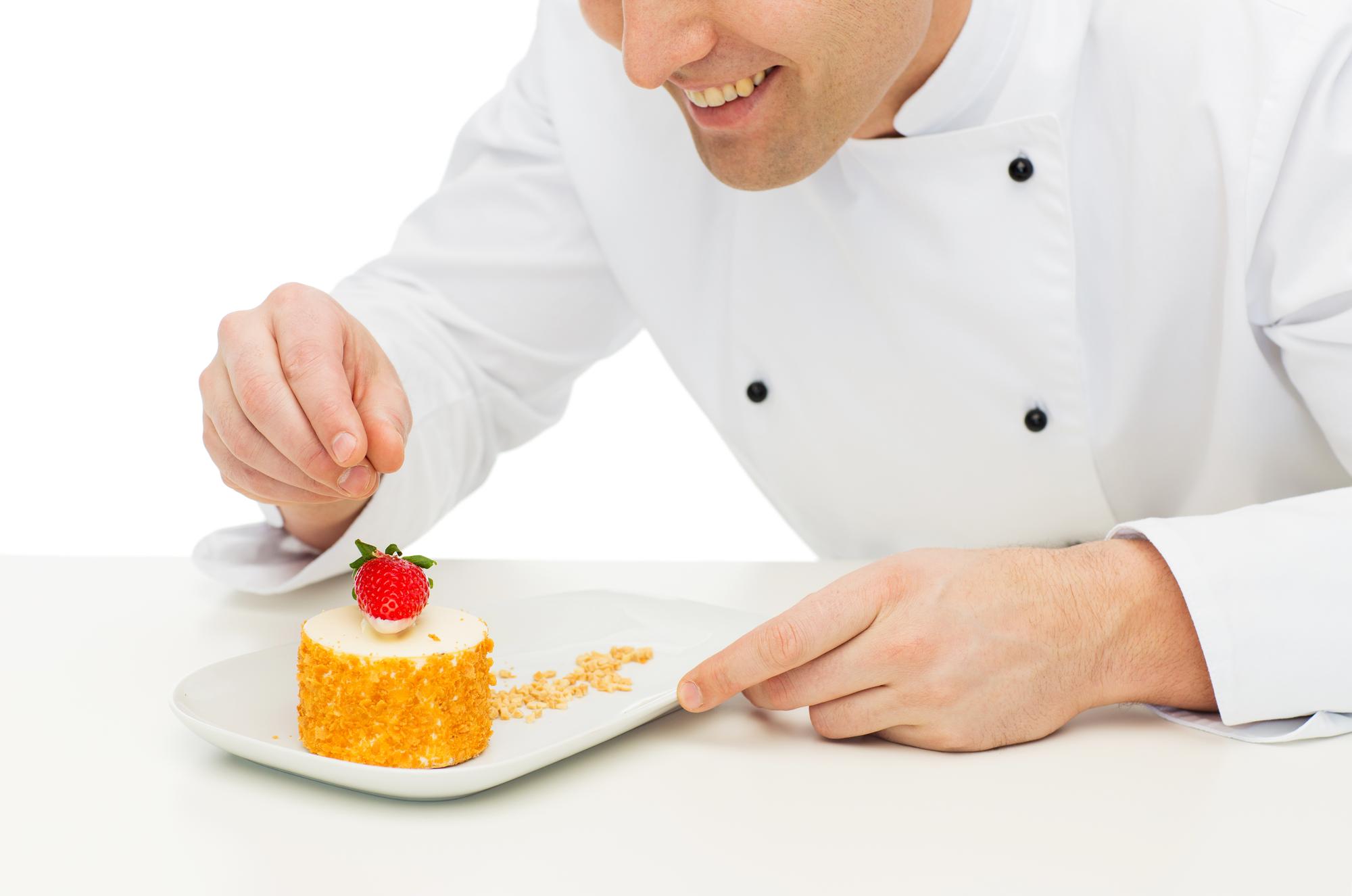 Chef che impiatta un dessert creativo